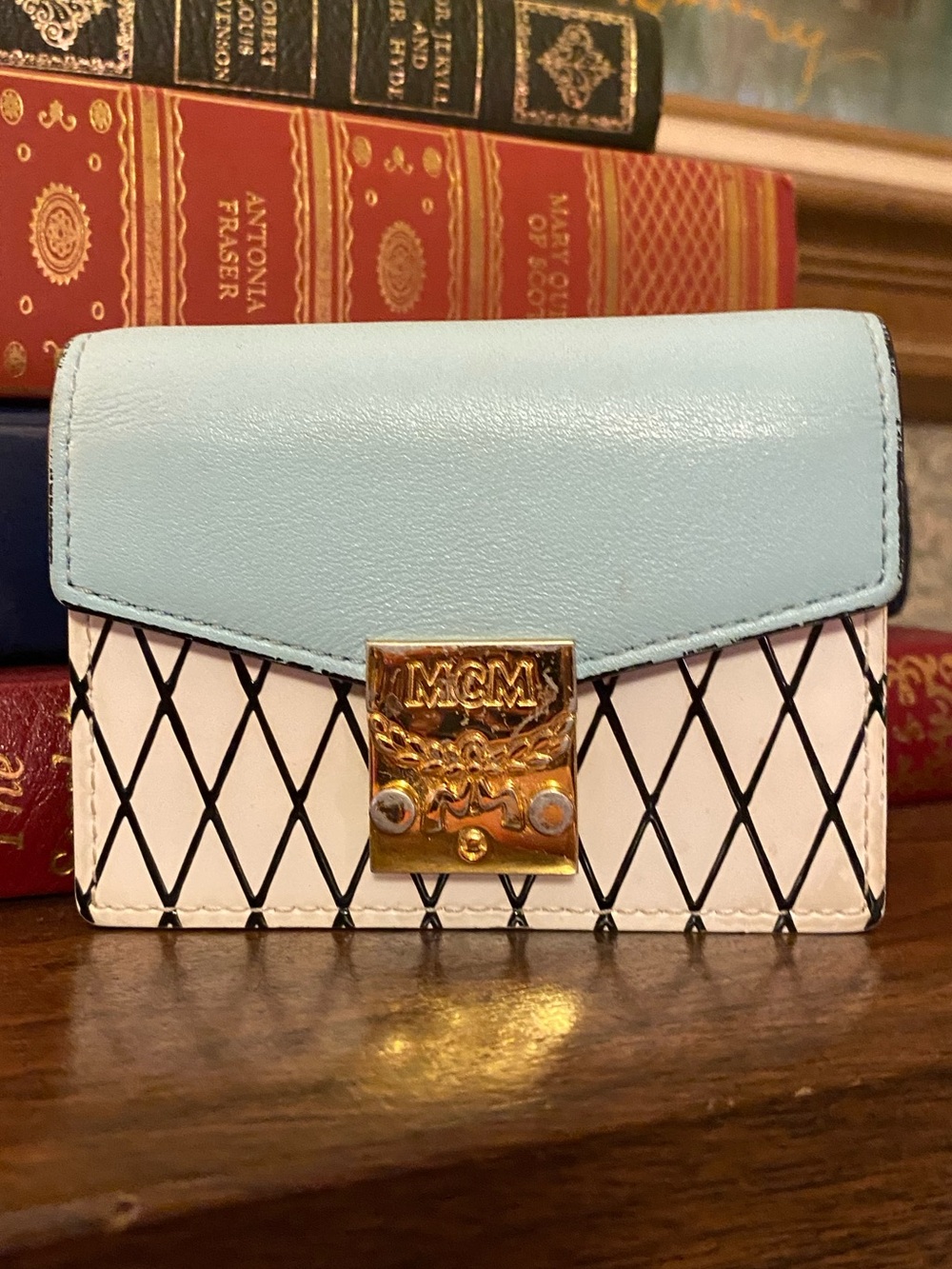 Authenticated MCM accordion card wallet Diamond pattern white / blue